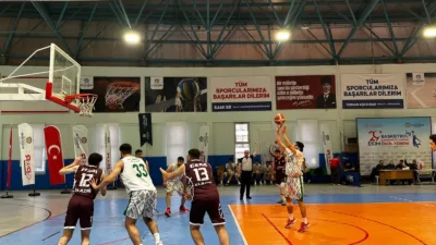 Malatyalı basketbolcular, finalde açtıkları pankartla 6 Şubat depremlerinde Elazığ halkının
