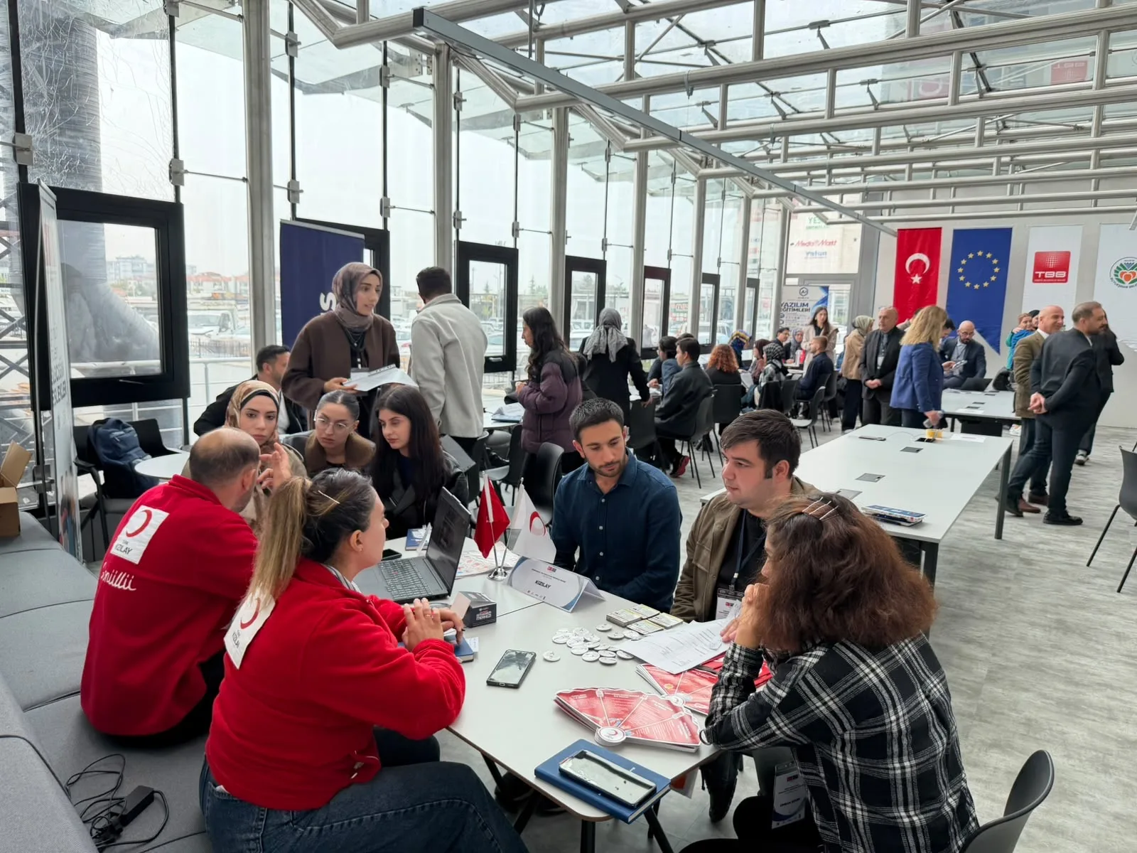 DİGEM eğitimlerini tamamlayan gençler, 10’un üzerinde firmanın temsilcileriyle bir araya