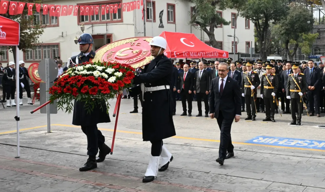 Atatürk Anıtı’na çelenk sunulmasıyla başlayan törende Vali Seddar Yavuz, Cumhuriyet’in