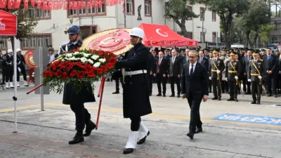 Atatürk Anıtı’na çelenk sunulmasıyla başlayan törende Vali Seddar Yavuz, Cumhuriyet’in