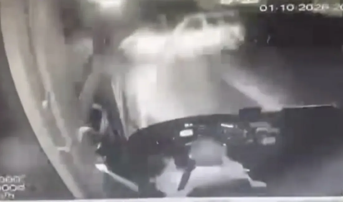 Yeşilyurt’taki kazada 3 kişi yaralanırken, olay anı havalimanı servis otobüsünün