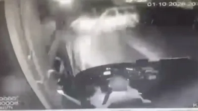 Yeşilyurt’taki kazada 3 kişi yaralanırken, olay anı havalimanı servis otobüsünün