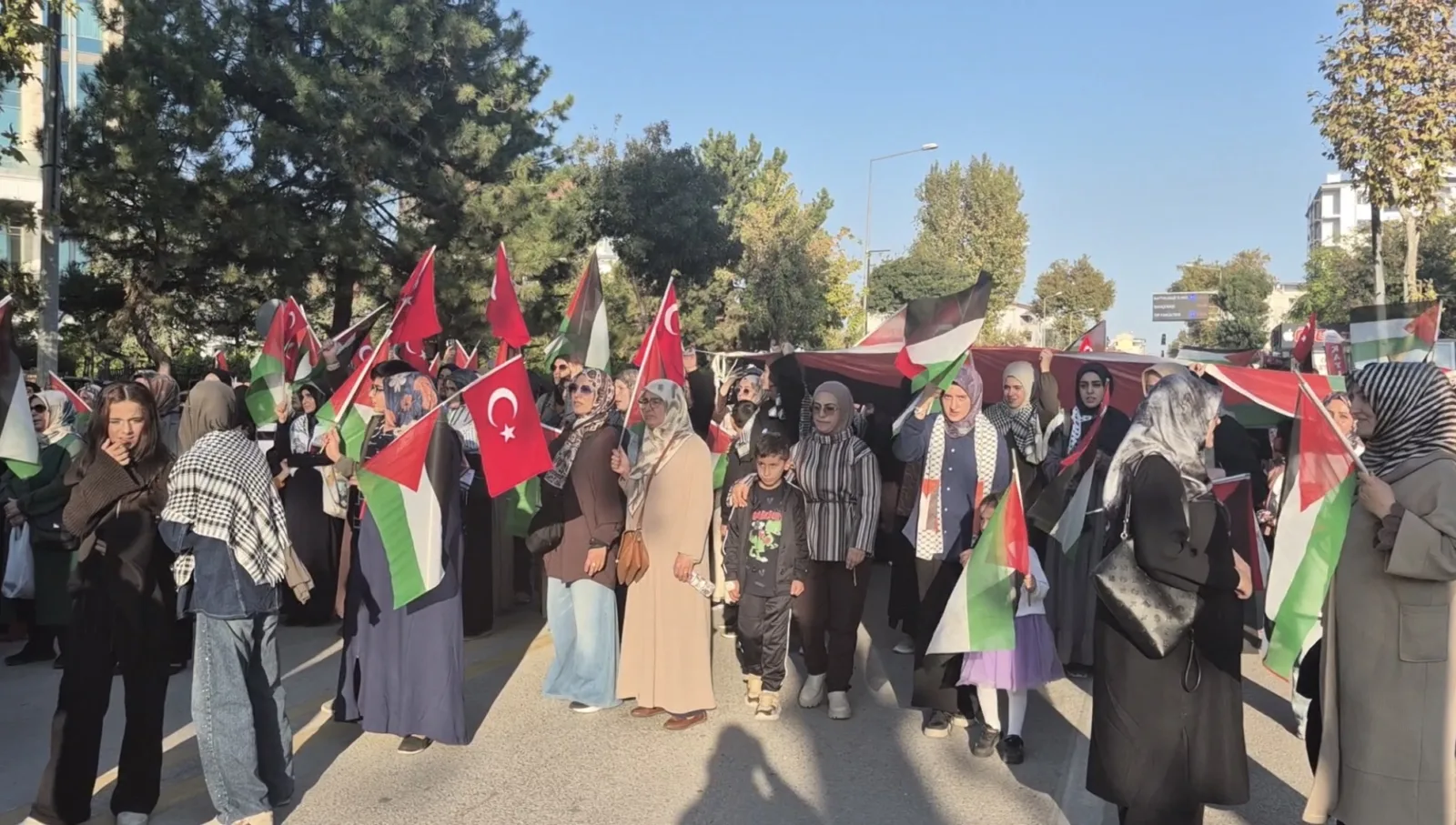 Kudüs Kardeşlik Platformu öncülüğündeki yürüyüşte Gazze’deki saldırılara tepki gösterildi.