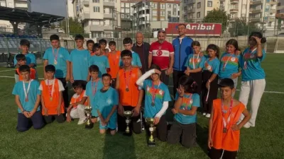 Amatör Spor Haftası kapsamındaki turnuvada genç hokeyciler iki gün mücadele