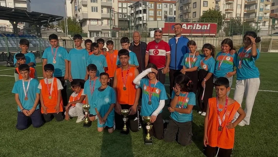 Amatör Spor Haftası kapsamındaki turnuvada genç hokeyciler iki gün mücadele