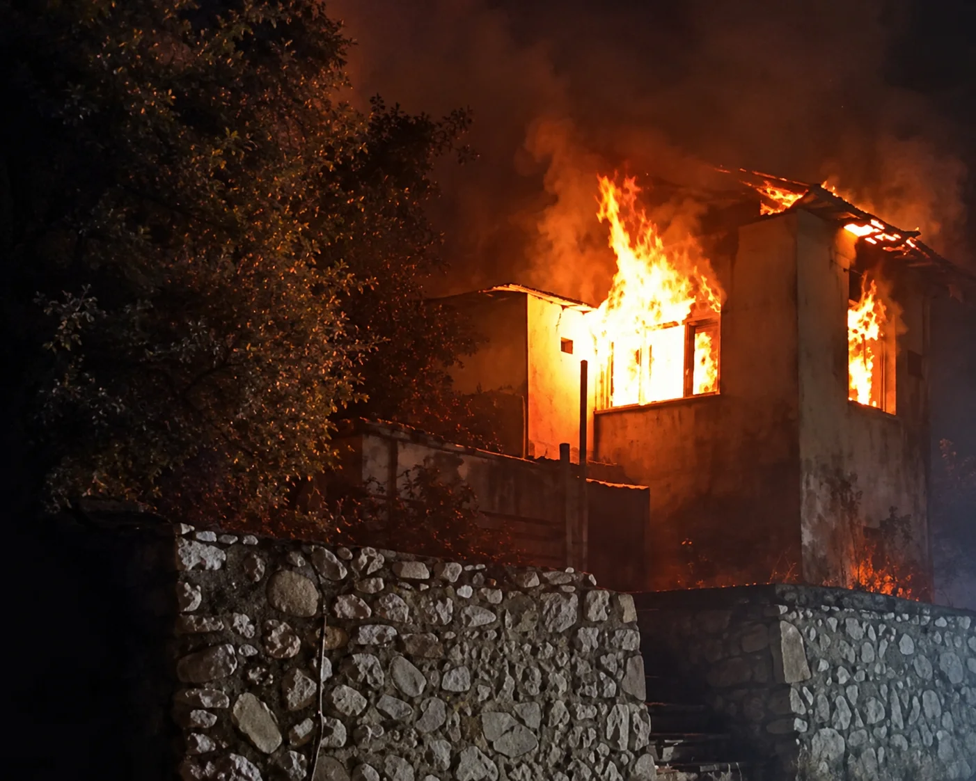 Hanımınçiftliği Kültürtepe Mahallesi’ndeki yangın, itfaiye ekiplerince kontrol altına alındı.