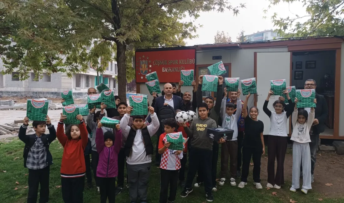 Çöşnük’te düzenlenen yarışmada dereceye giren öğrencilere forma, futbol topu ve