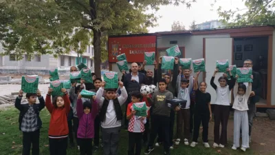 Çöşnük’te düzenlenen yarışmada dereceye giren öğrencilere forma, futbol topu ve