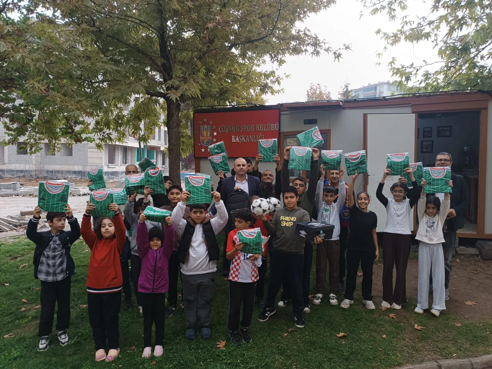 Çöşnük’te düzenlenen yarışmada dereceye giren öğrencilere forma, futbol topu ve