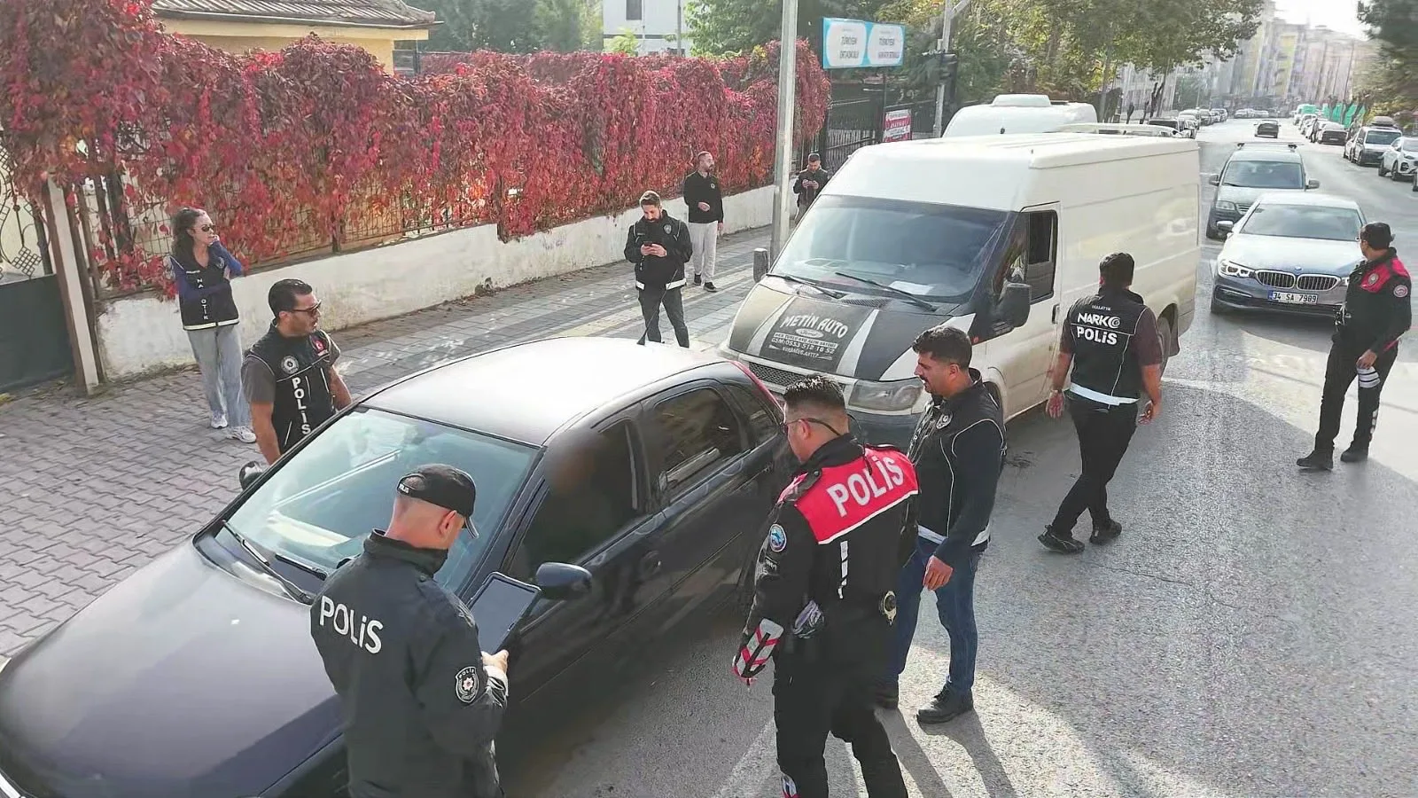 Yeşilyurt ve Battalgazi’deki denetimlere 20 ekip ile 54 polis katıldı.