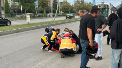 Çevreyolundaki kazada motosiklet yaklaşık 30 metre sürüklendi; yaralı sürücü hastaneye