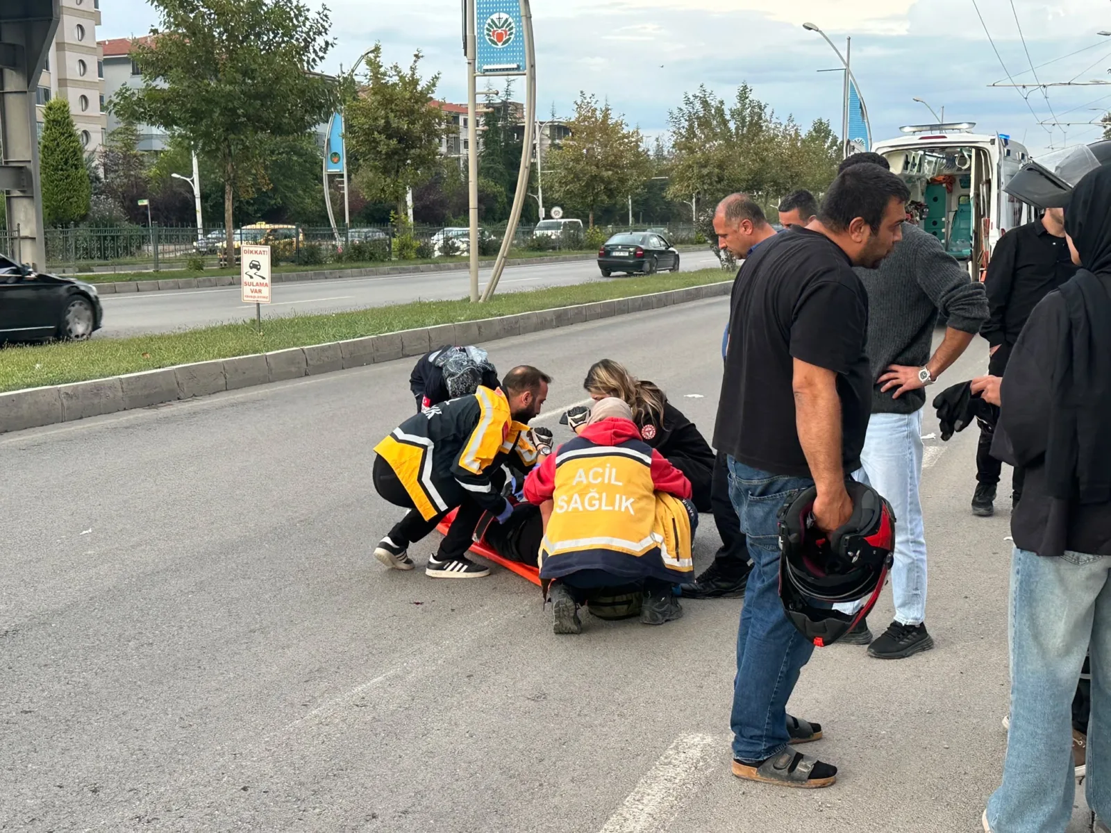 Çevreyolundaki kazada motosiklet yaklaşık 30 metre sürüklendi; yaralı sürücü hastaneye
