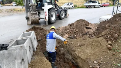 MASKİ ekipleri, Battalgazi Buhara Bulvarı’nda yağmur suyunun tahliyesi için çalışma