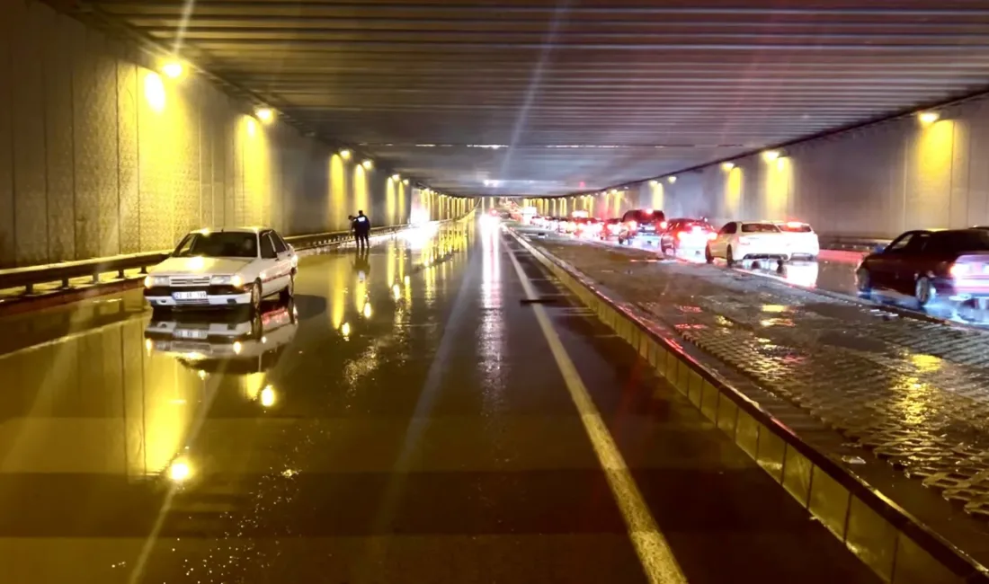 Sağanak nedeniyle alt geçitler suyla doldu, çok sayıda araç yolda