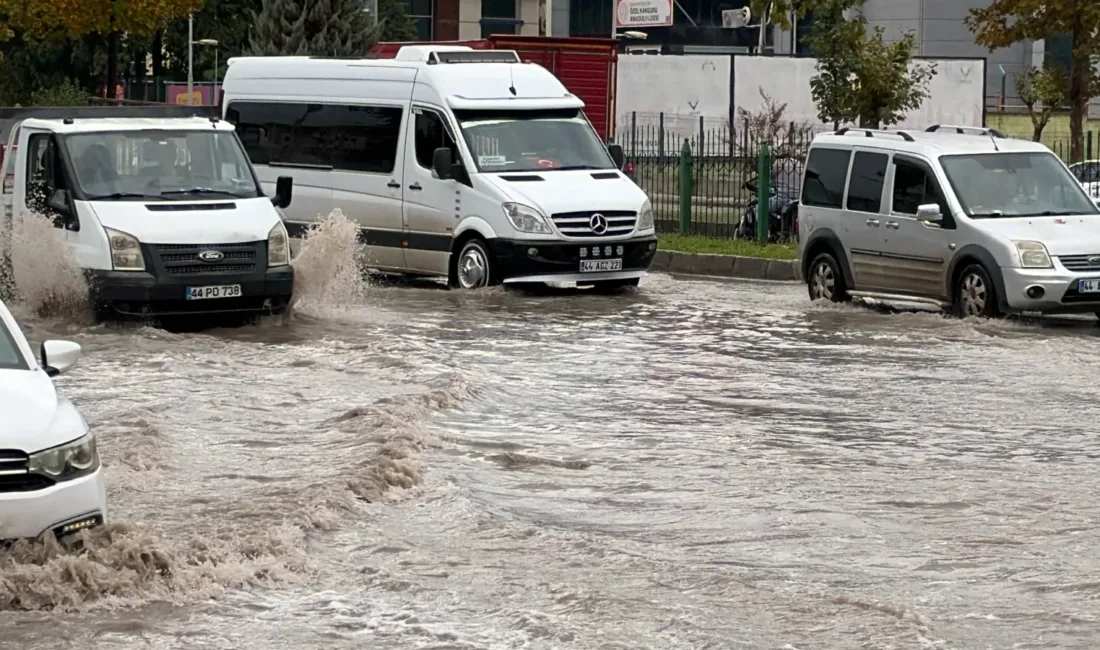Çevre yolundaki su birikintileri trafiği aksatırken bazı araçlar arızalandı.