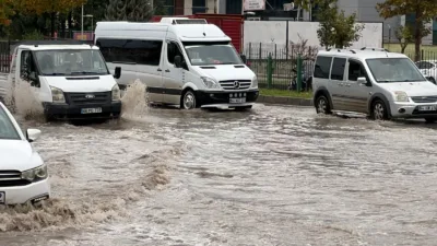 Çevre yolundaki su birikintileri trafiği aksatırken bazı araçlar arızalandı.