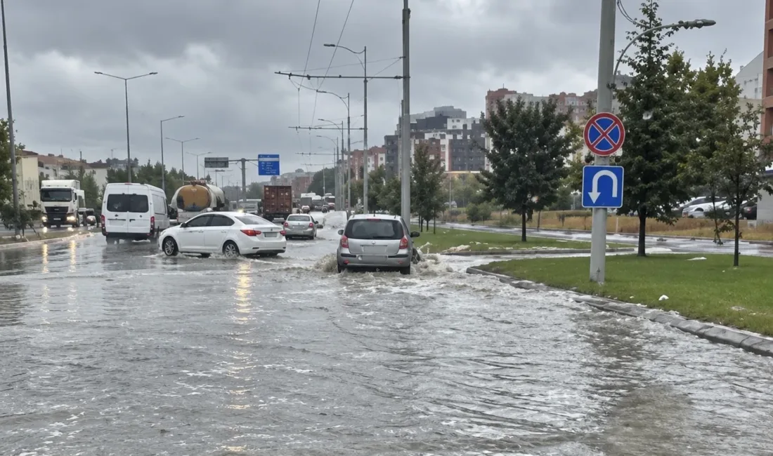 Kuvvetli yağışın etkili olduğu kentte bazı işyerlerini su bastı, alt