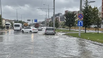 Kuvvetli yağışın etkili olduğu kentte bazı işyerlerini su bastı, alt