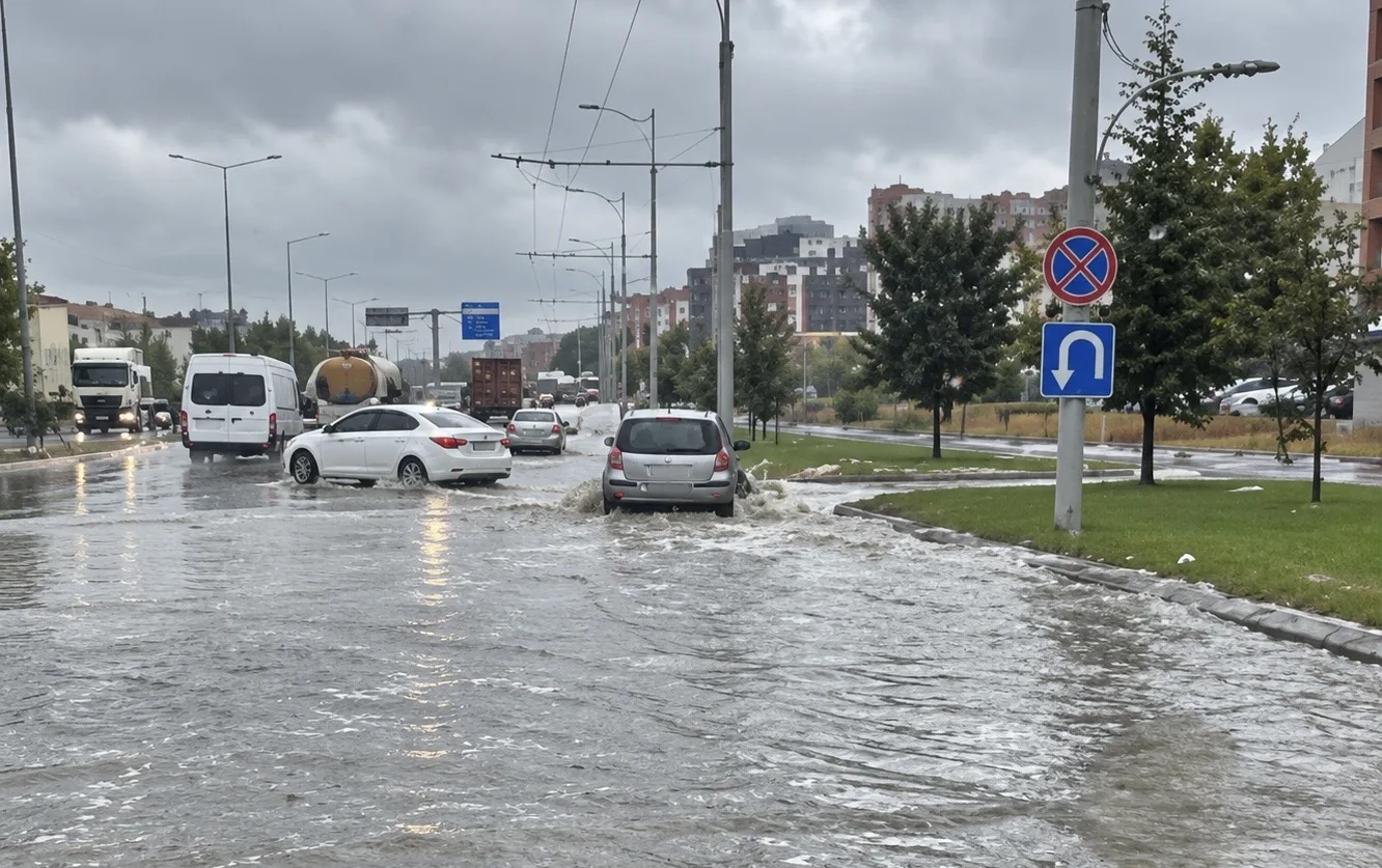 Kuvvetli yağışın etkili olduğu kentte bazı işyerlerini su bastı, alt