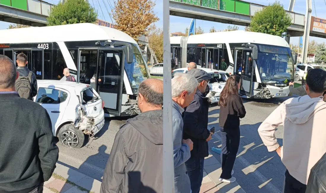 Çevreyolu Buhara Bulvarı’ndaki kazada 5 kişi hafif yaralandı, yan yol