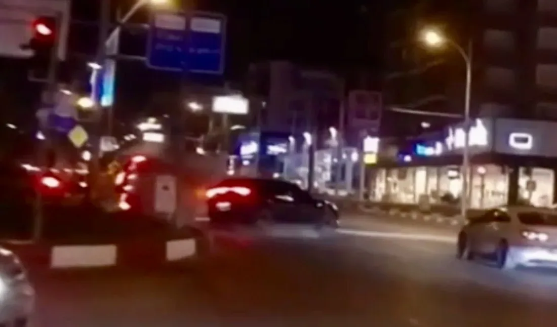 Hava Lojmanları Kavşağı’ndaki kazada iki kişi yaralandı; görüntüler kask kamerasına