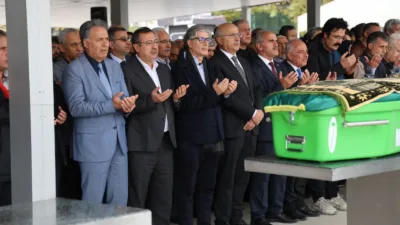72 yaşındaki Burhan Özdemir, Malatya Şehir Mezarlığı’ndaki törenin ardından defnedildi.