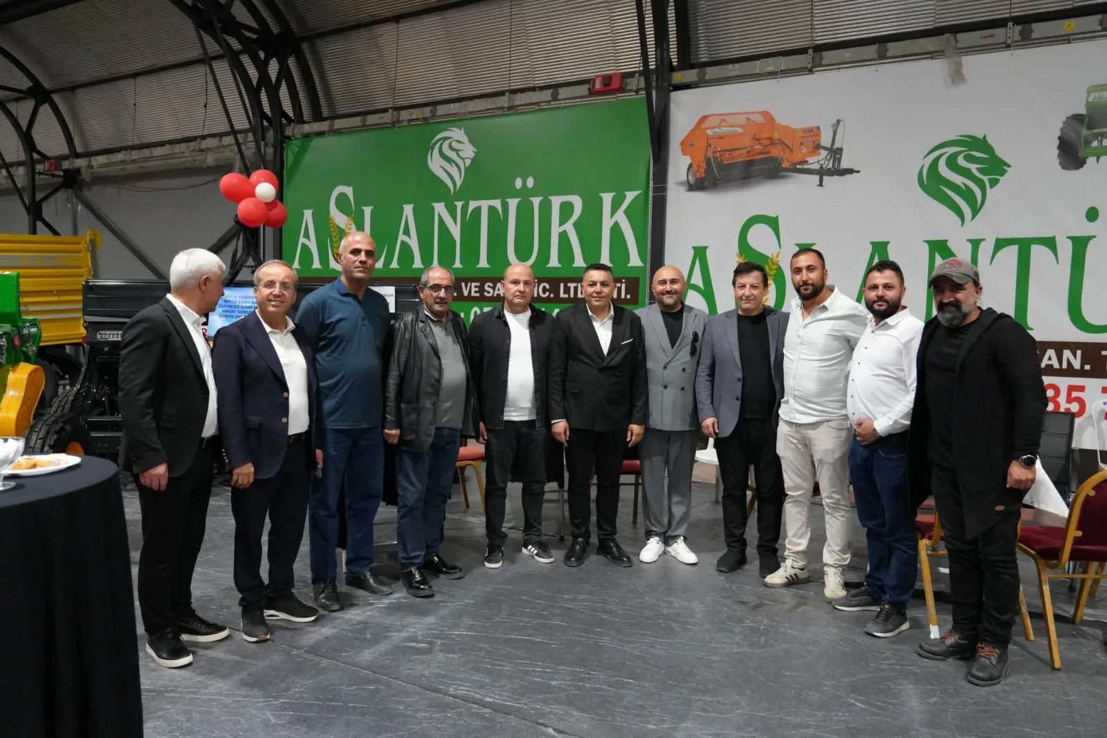 MTSO Başkanı Sadıkoğlu, fuarda firmaların ürün ve çalışmalarını inceleyerek oda