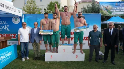 Malatya’daki güreşlerde finalde Muhammed Enes Bandırma’yı mağlup eden Anıl Berkay