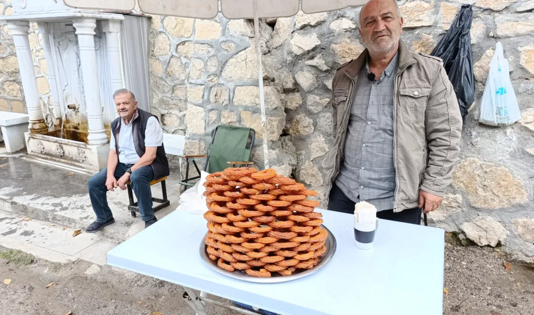 Tatlıcı Adnan Çalışır, her yaz Günpınar Şelalesi yolundaki çeşme yanında