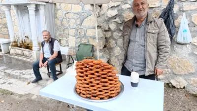 Tatlıcı Adnan Çalışır, her yaz Günpınar Şelalesi yolundaki çeşme yanında