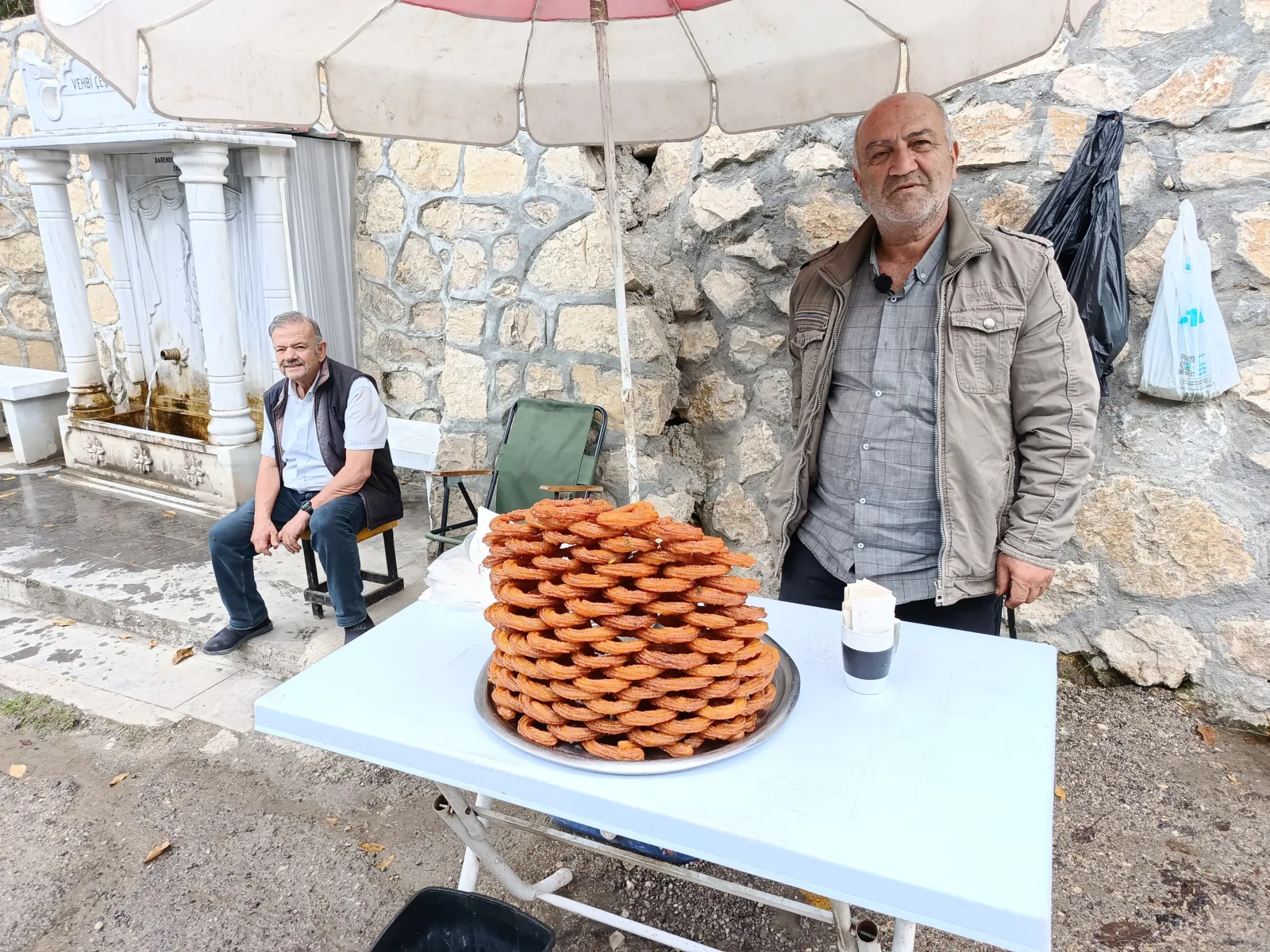 Tatlıcı Adnan Çalışır, her yaz Günpınar Şelalesi yolundaki çeşme yanında