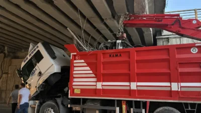 Yeşiltepe–Topsöğüt Köprüsü’nde meydana gelen kazada yol trafiğe kapatıldı.