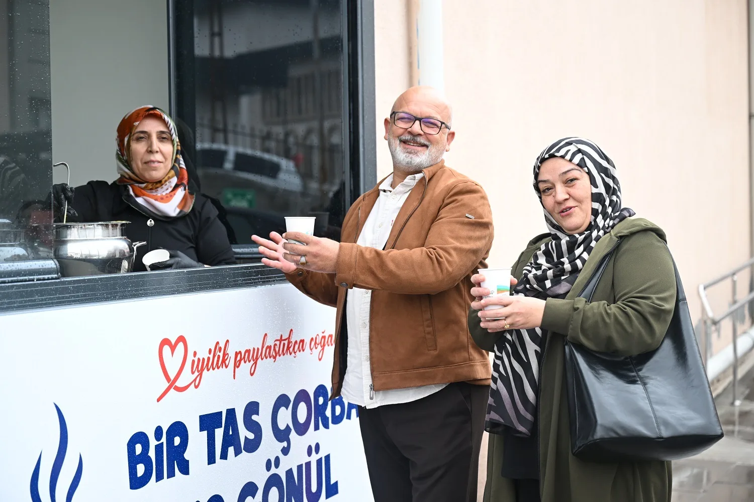 Hasan Çalık Devlet Hastanesi önündeki ikram, her gün 08.00-10.00 saatleri