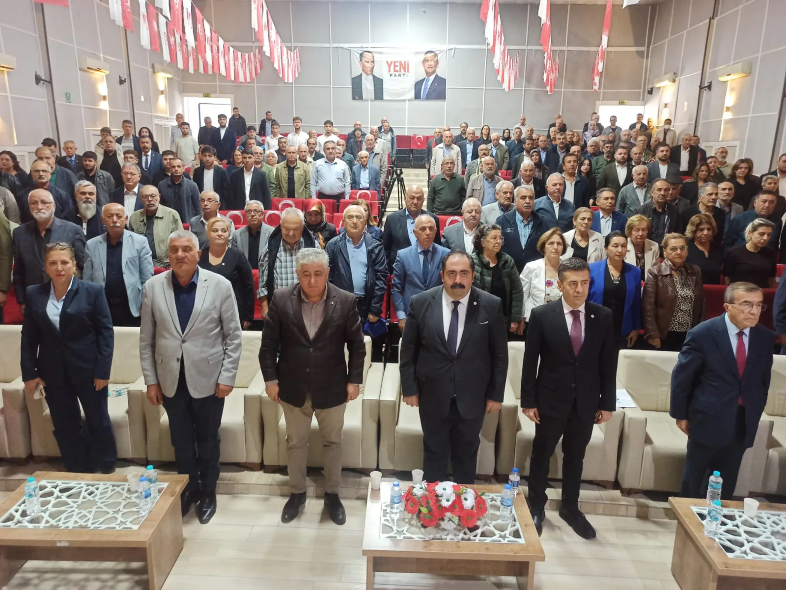 Barış Yıldız, kongrede partinin kuruluş sürecini anlatarak demokrasi ve bağımsızlık