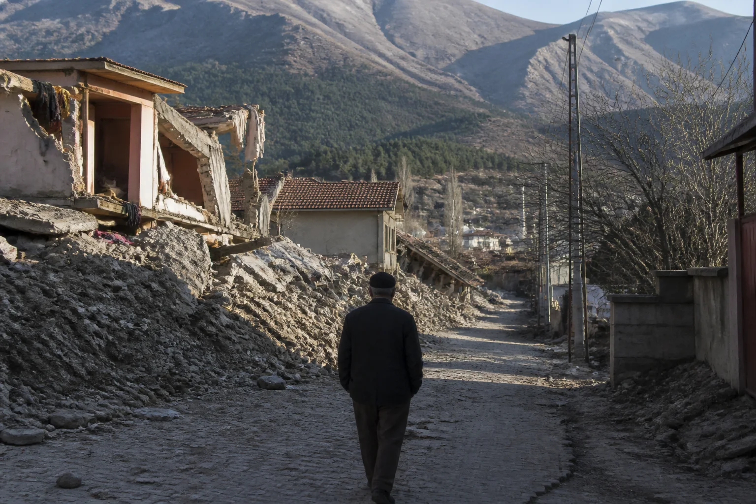 AFAD, Saimbeyli’deki depremin 7 kilometre derinlikte meydana geldiğini açıkladı.