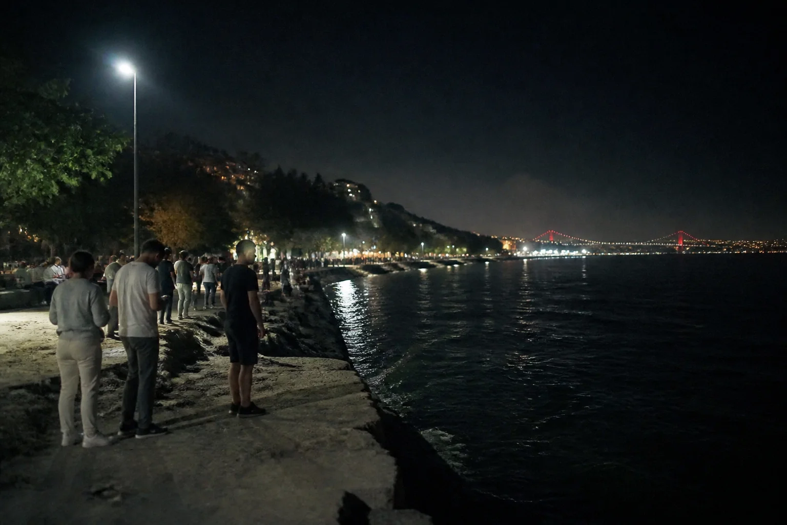 Saat 22.08'de meydana gelen deprem, İstanbul başta olmak üzere çevre