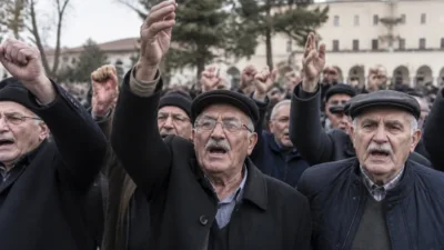 Farklı illerden gelen emekliler, istinafta bekleyen seyyanen zam davasının sonuçlandırılmasını